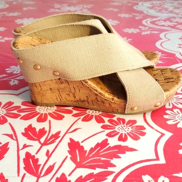 3/$15 Jaclyn Smith sz 6 faux cork wedges - Picture 6 of 8
